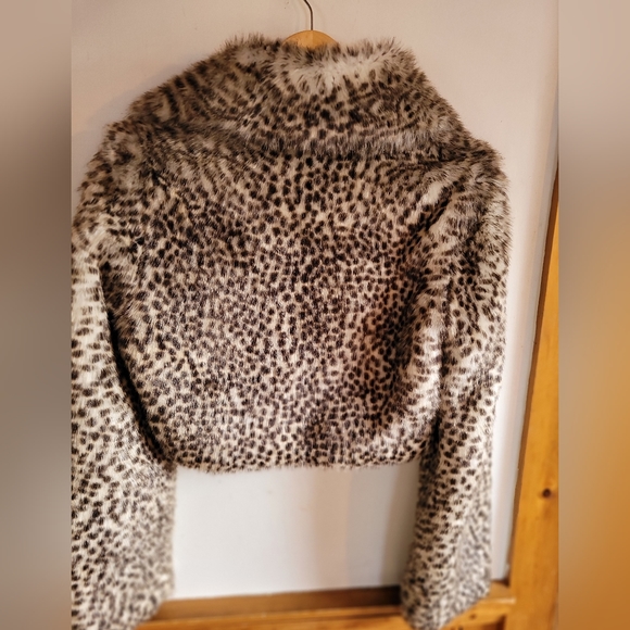 🥳👯‍♀️Wet Seal Cropped Faux Fur Jacket XS/S👯‍♀️🥳 - Picture 2 of 6